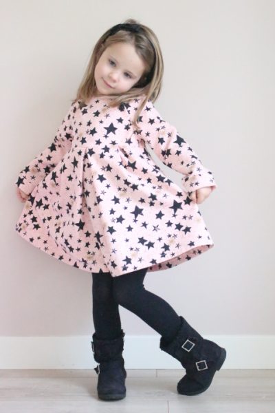 Une jolie robe enfant vu par Johanna du blog les Tou'Doux qui a sélectionné 1 tissu + 1 patron. 
